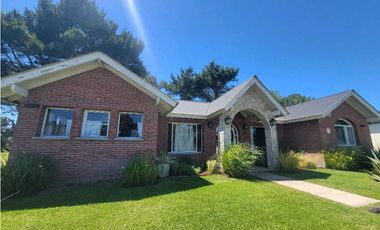 HERMOSA CASA EN ALTURA SOBRE PRINCIPAL AV. PINZÓN