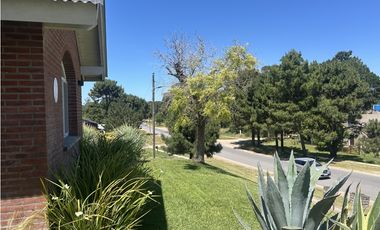 HERMOSA CASA EN ALTURA SOBRE PRINCIPAL AV. PINZÓN