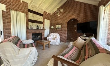 HERMOSA CASA EN ALTURA SOBRE PRINCIPAL AV. PINZÓN