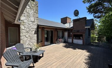 HERMOSA CASA EN ALTURA SOBRE PRINCIPAL AV. PINZÓN