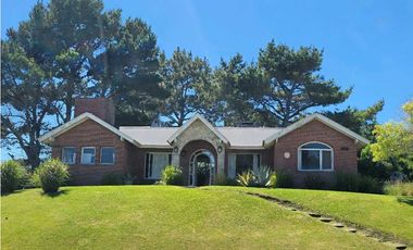 HERMOSA CASA EN ALTURA SOBRE PRINCIPAL AV. PINZÓN