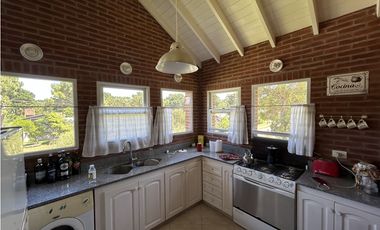 HERMOSA CASA EN ALTURA SOBRE PRINCIPAL AV. PINZÓN