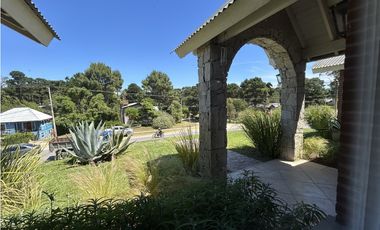 HERMOSA CASA EN ALTURA SOBRE PRINCIPAL AV. PINZÓN
