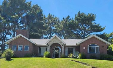 HERMOSA CASA EN ALTURA SOBRE PRINCIPAL AV. PINZÓN