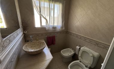 HERMOSA CASA EN ALTURA SOBRE PRINCIPAL AV. PINZÓN