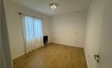 VENTA PH 2 AMBIENTES DE CATEGORIA RECICLADO - ZONA LA PERLA