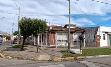 Casa en alquiler en Isidro Casanova