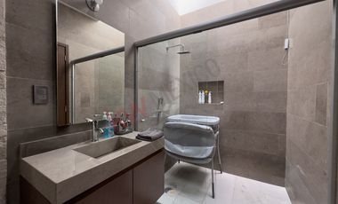 Casa en Venta, San Luis Potosi, Majestuosa Residencia en Club de Golf La Loma, recamara en planta baja