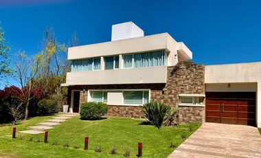 Casa en venta - 5 Dormitorios 4 Baños - 850mts2 - Pinamar