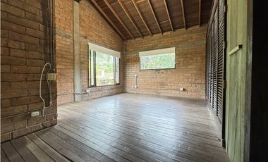 RENTA DE CASA CAMPESTRE  EN ENVIGADO SECTOR LOMA EL ATRAVESADO