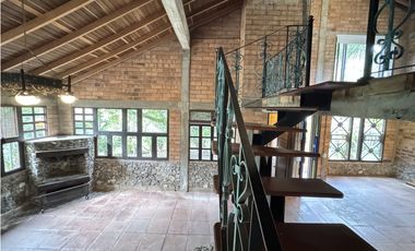 RENTA DE CASA CAMPESTRE  EN ENVIGADO SECTOR LOMA EL ATRAVESADO