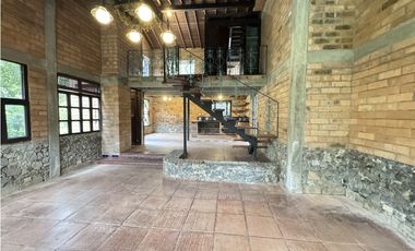 RENTA DE CASA CAMPESTRE  EN ENVIGADO SECTOR LOMA EL ATRAVESADO