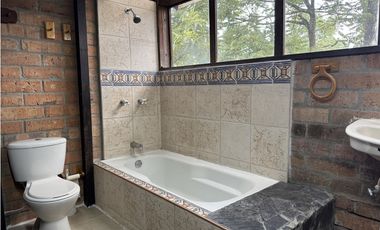 RENTA DE CASA CAMPESTRE  EN ENVIGADO SECTOR LOMA EL ATRAVESADO