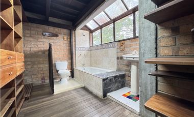 RENTA DE CASA CAMPESTRE  EN ENVIGADO SECTOR LOMA EL ATRAVESADO