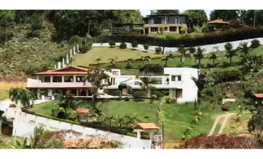 Casa finca en Guarne con acceso por la autopista a 3 minutos