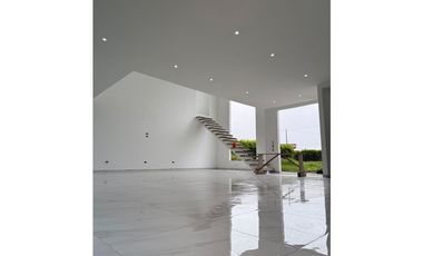 CASA CAMPESTRE PARA TERMINAR A TU GUSTO – A 3 MINUTOS DE ALCAL ✨