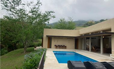 SE ARRIENDA X NOCHE CASA EN VILLETA  375M2