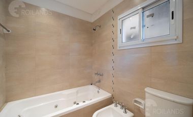 VENTA CASA 7 AMBIENTES DOS COCHERAS PARQUE Y PARRILLA VILLA ADELINA