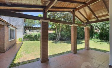 VENTA CASA 7 AMBIENTES DOS COCHERAS PARQUE Y PARRILLA VILLA ADELINA