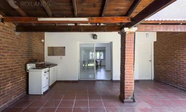VENTA CASA 7 AMBIENTES DOS COCHERAS PARQUE Y PARRILLA VILLA ADELINA