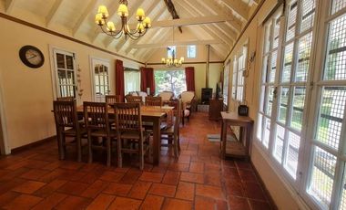 Casa en venta - 2 Dormitorios 2 Baños - 1045mts2 - Carilo