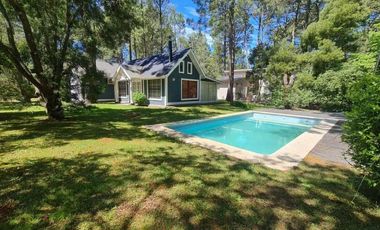 Casa en venta - 2 Dormitorios 2 Baños - 1045mts2 - Carilo