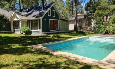 Casa en venta - 2 Dormitorios 2 Baños - 1045mts2 - Carilo