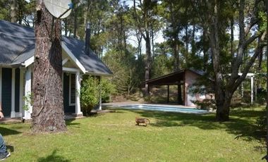 Casa en venta - 2 Dormitorios 2 Baños - 1045mts2 - Carilo