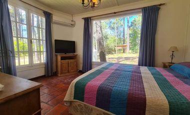 Casa en venta - 2 Dormitorios 2 Baños - 1045mts2 - Carilo