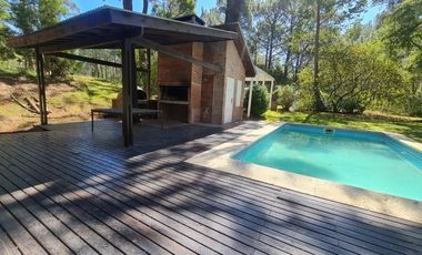 Casa en venta - 2 Dormitorios 2 Baños - 1045mts2 - Carilo