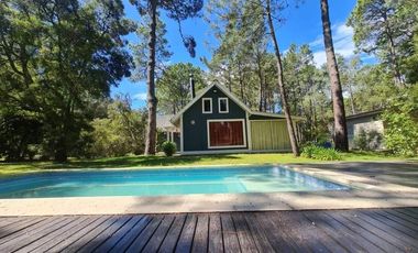 Casa en venta - 2 Dormitorios 2 Baños - 1045mts2 - Carilo