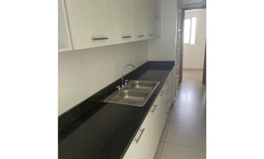 Alquiler: 3 habitaciones en Edificio Tee One, al lado del Parque Omar