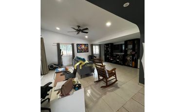 VENTA CASA EN BRISAS DEL GOLF REMODELADA