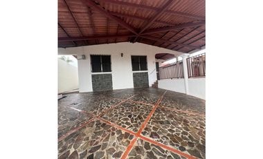 CASA EN VENTA EN BRISAS DEL GOLF