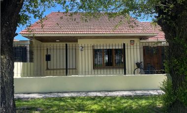 CHALET 4 AMB GARAGE PASANTE JARDIN Y PARQUE ATRAS