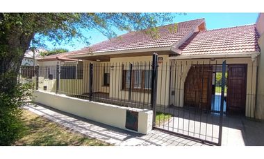 CHALET 4 AMB GARAGE PASANTE JARDIN Y PARQUE ATRAS