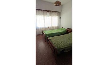 CHALET 4 AMB GARAGE PASANTE JARDIN Y PARQUE ATRAS