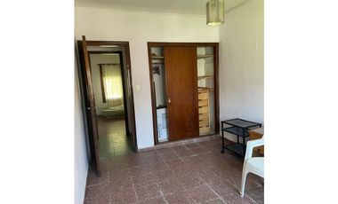 CHALET 4 AMB GARAGE PASANTE JARDIN Y PARQUE ATRAS