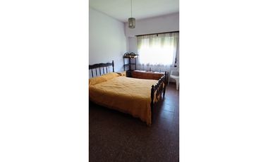 CHALET 4 AMB GARAGE PASANTE JARDIN Y PARQUE ATRAS