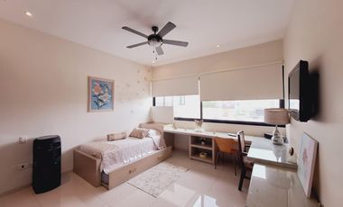 Casa en Residencial Cumbres estilo resort doble terreno