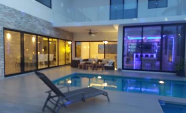 Casa en Residencial Cumbres estilo resort doble terreno