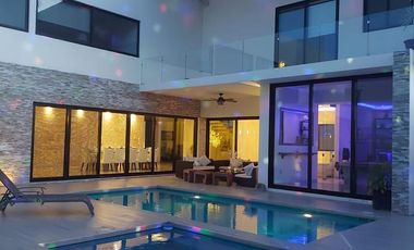 Casa en Residencial Cumbres estilo resort doble terreno