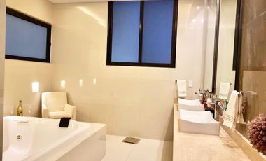 Casa en Residencial Cumbres estilo resort doble terreno