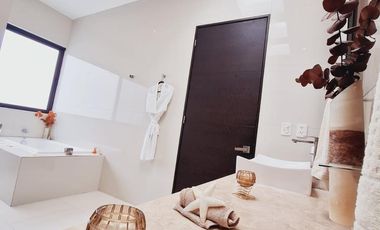 Casa en Residencial Cumbres estilo resort doble terreno