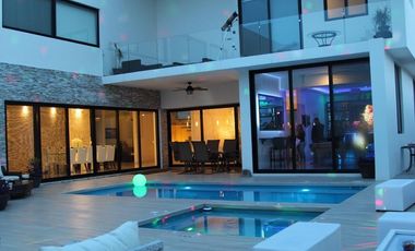 Casa en Residencial Cumbres estilo resort doble terreno