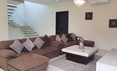 Casa en Residencial Cumbres estilo resort doble terreno