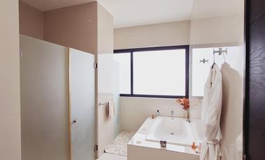 Casa en Residencial Cumbres estilo resort doble terreno