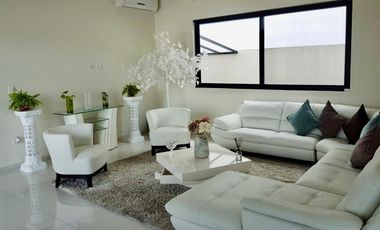 Casa en Residencial Cumbres estilo resort doble terreno