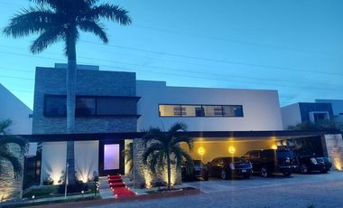 Casa en Residencial Cumbres estilo resort doble terreno