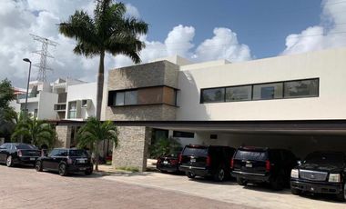 Casa en Residencial Cumbres estilo resort doble terreno